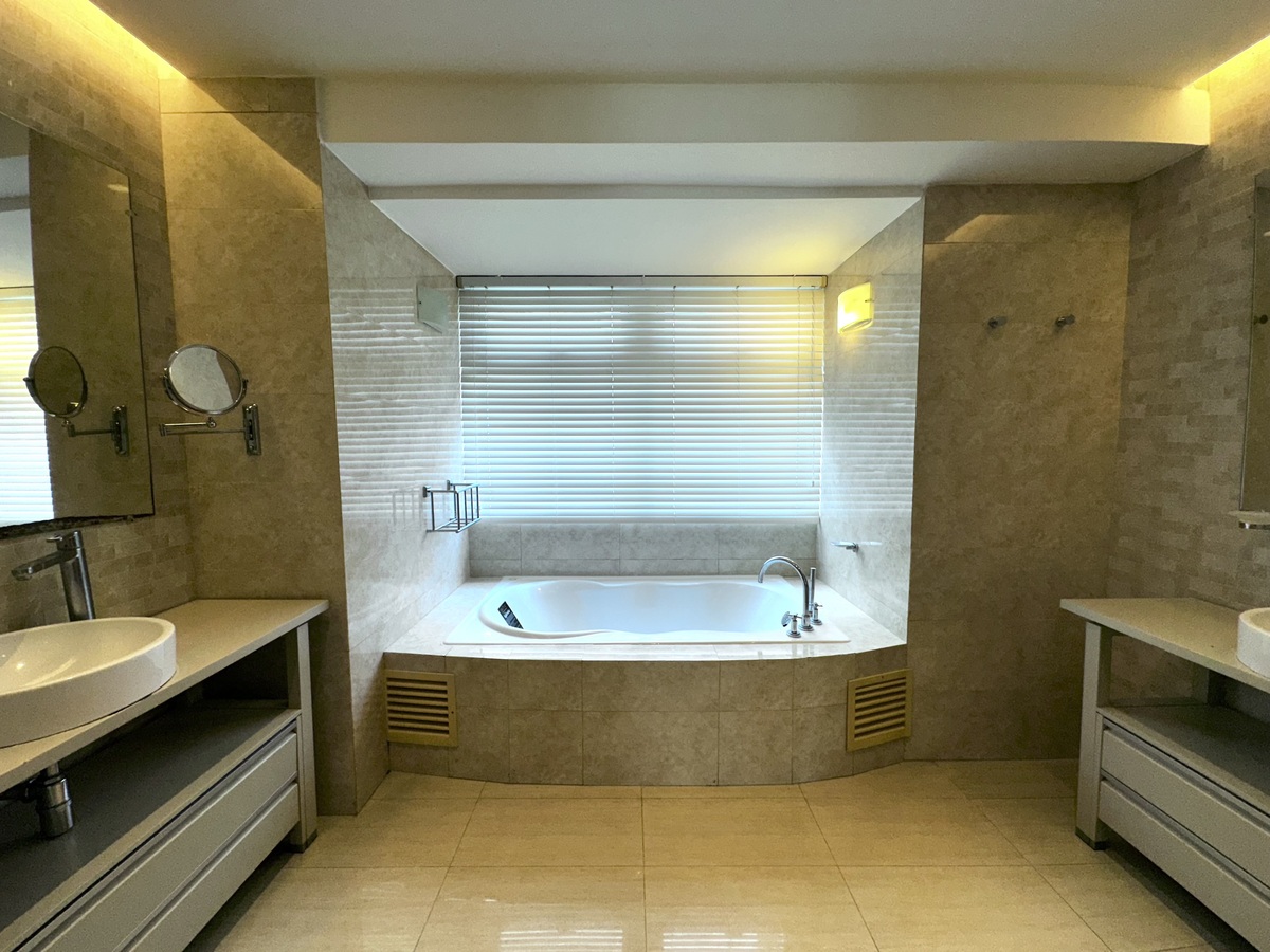 9 de 15: Baño Principal: bañera, cabina de ducha y dos lavamanos