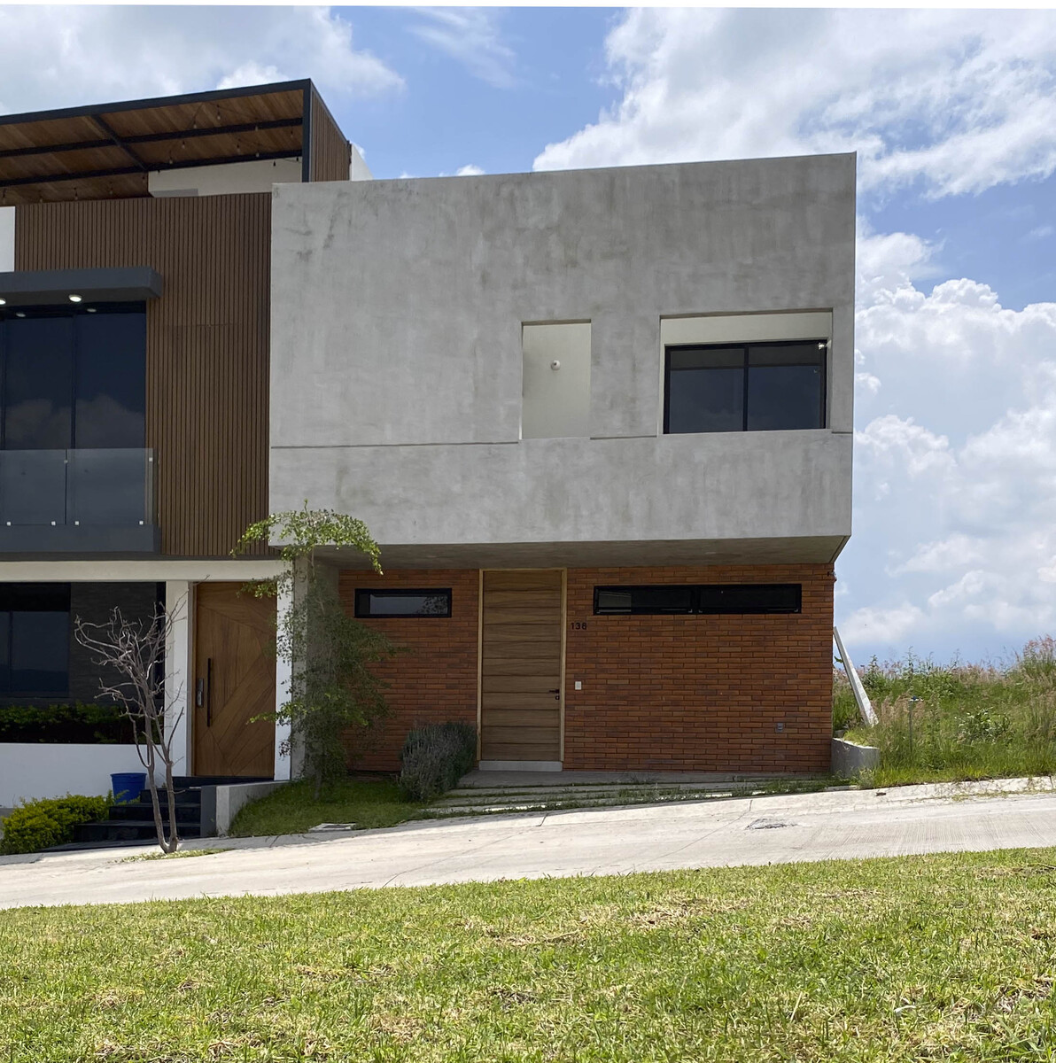 1 of 7: Fachada