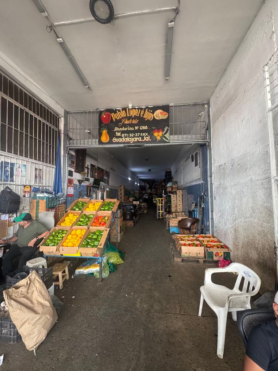 Excelente Bodega sobre Avenida Principal del Mercado de Abastos (enfocado en ubi