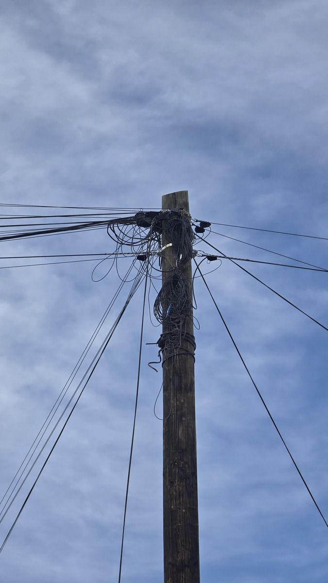 6 of 8: Poste de telmex frente al terreno