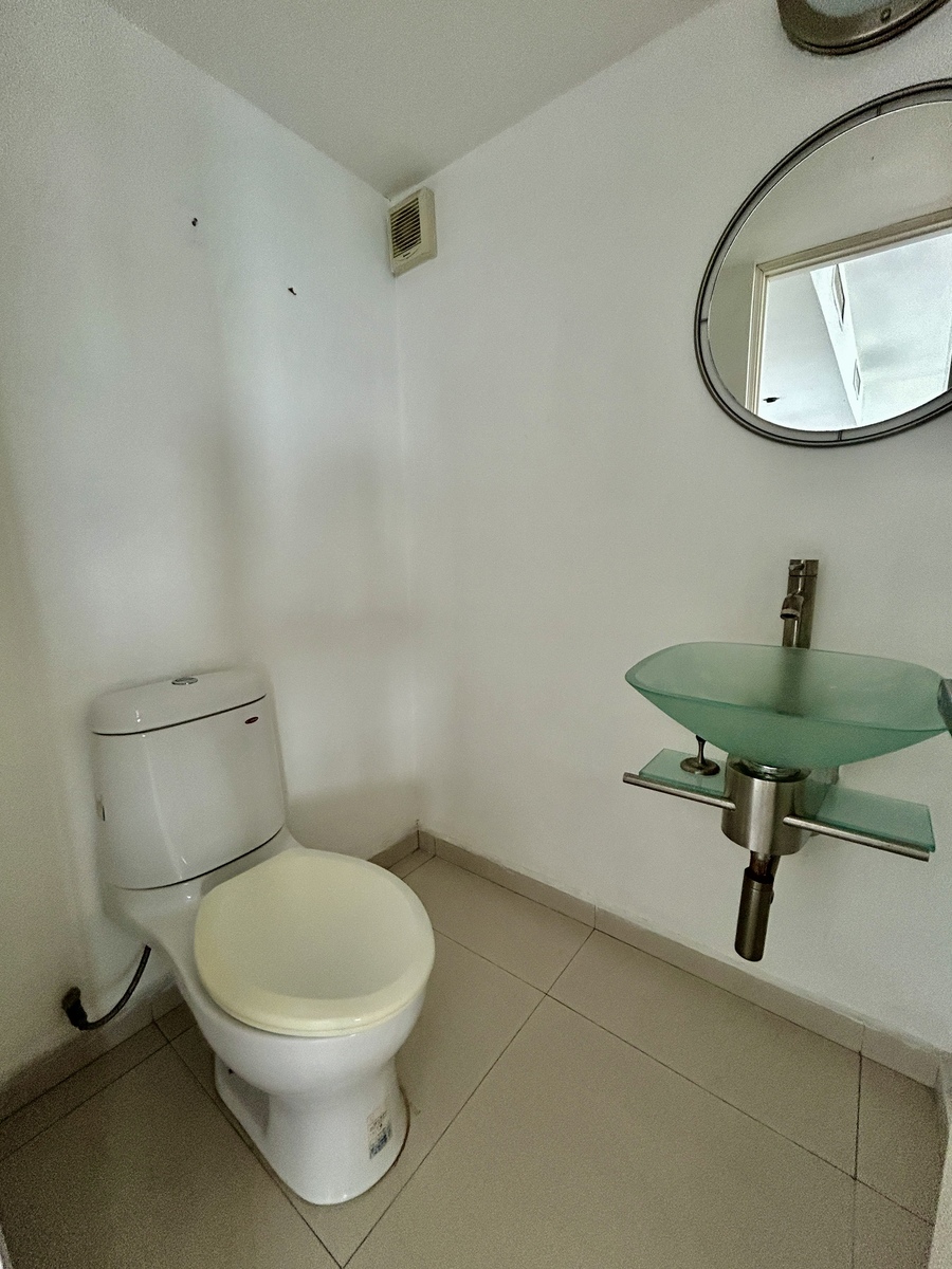 5 de 11: MEDIO BAÑO