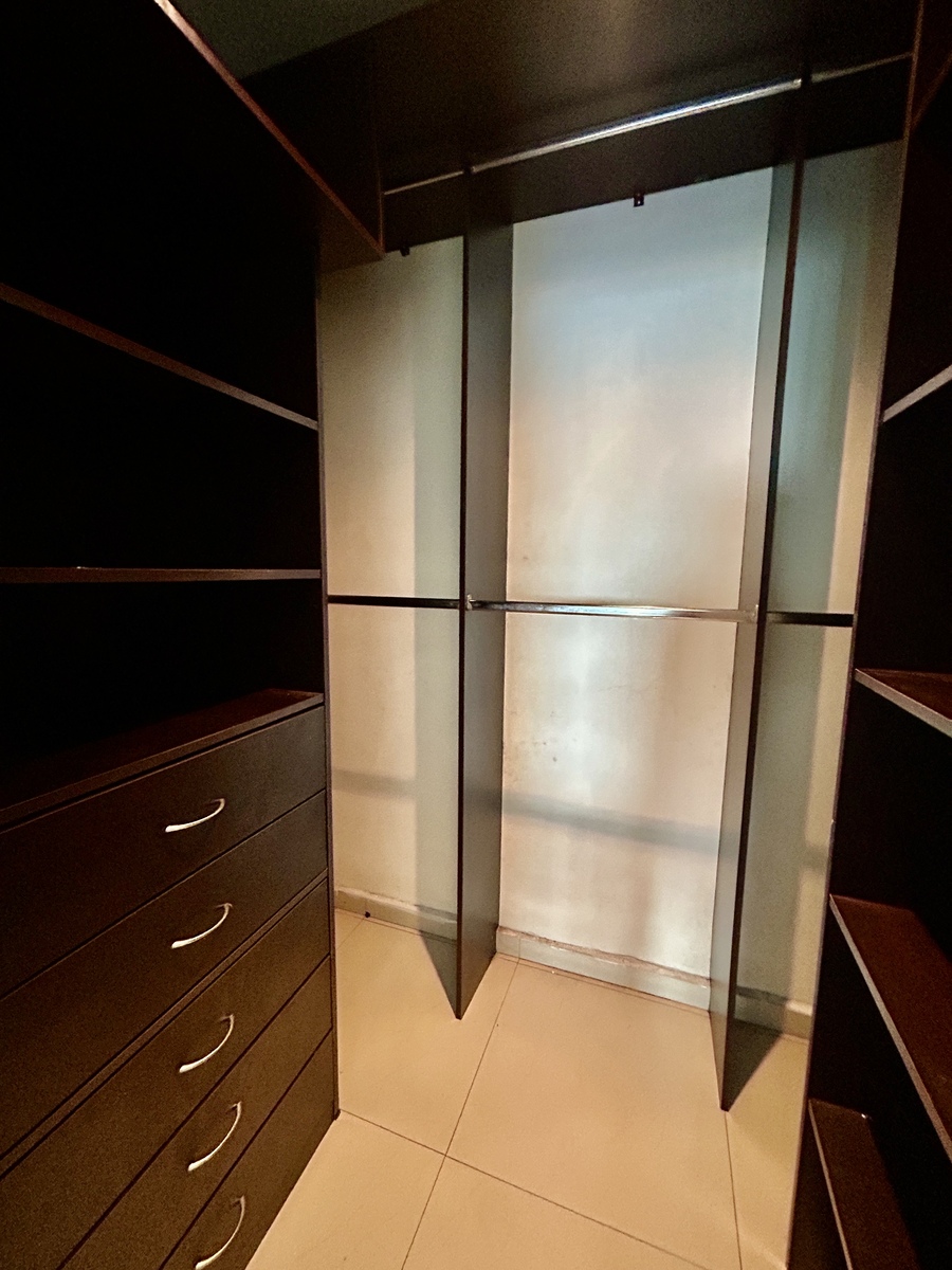 7 de 11: CLOSET PRINCIPAL