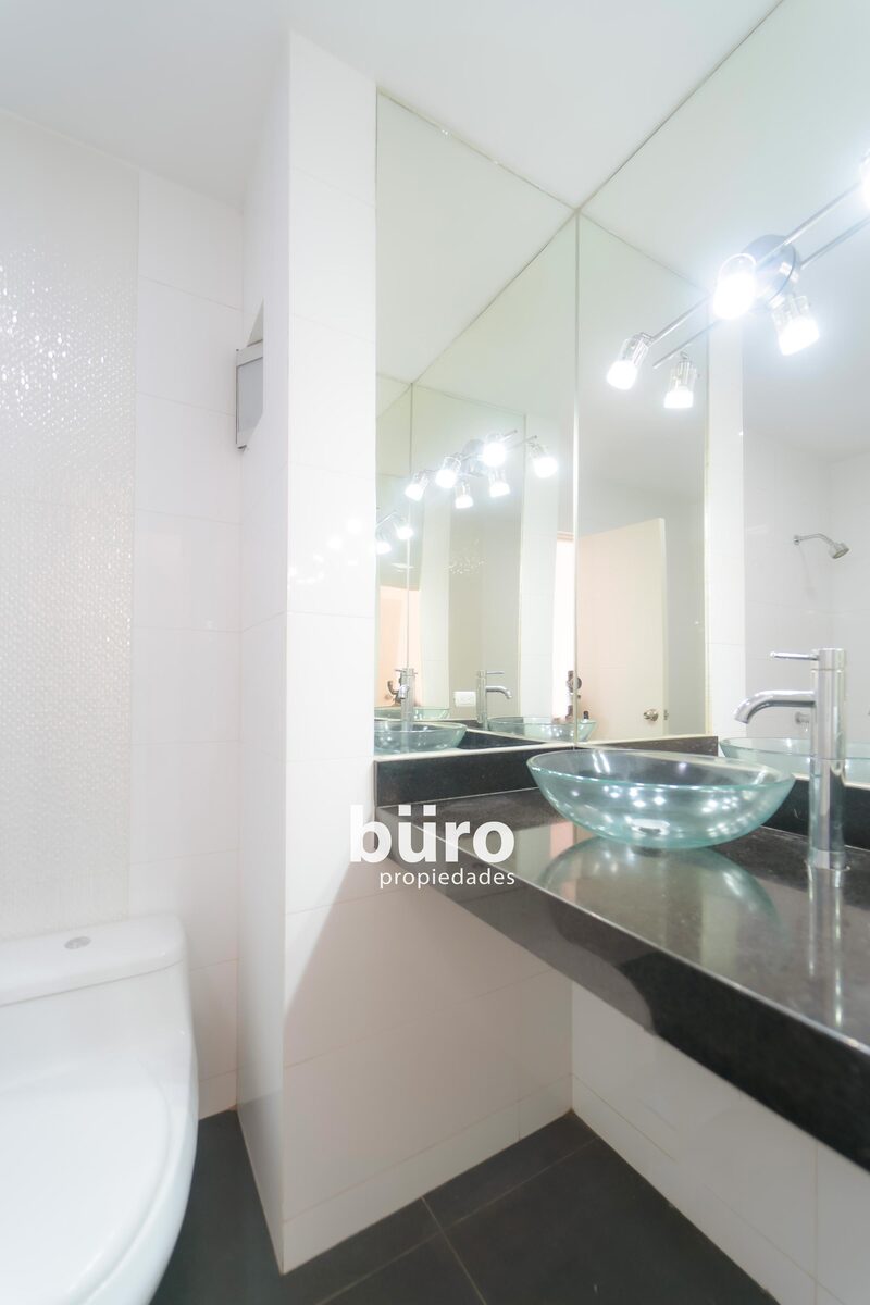 6 de 16: Baño Principal incorporado