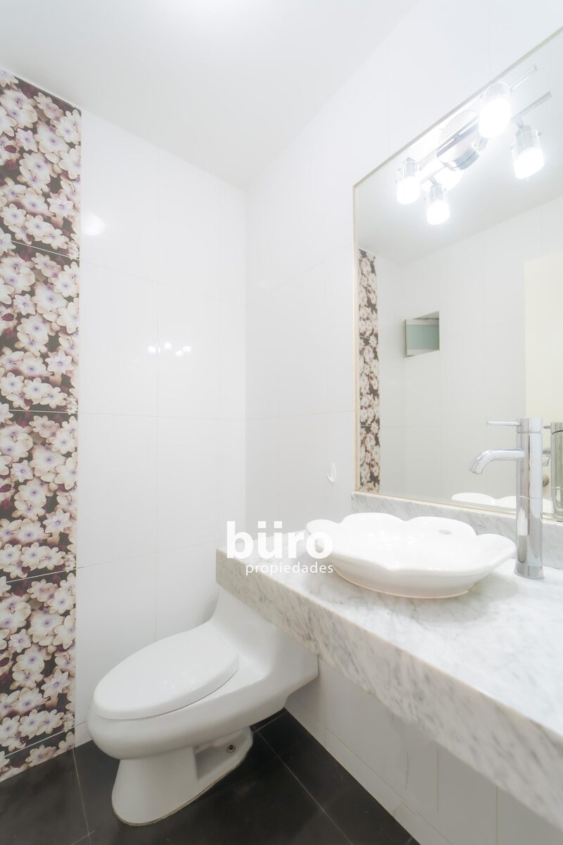 11 de 16: Baño de visita