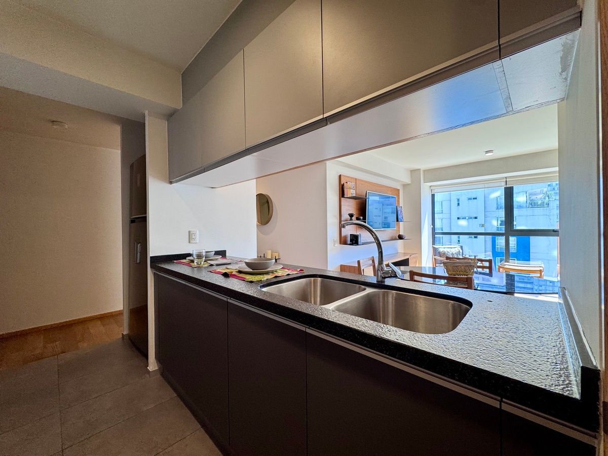 24 de 33: Cocina doble tarja cubierta de granito