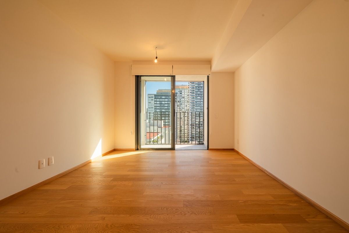 12 de 21: Recámara principal con balcón