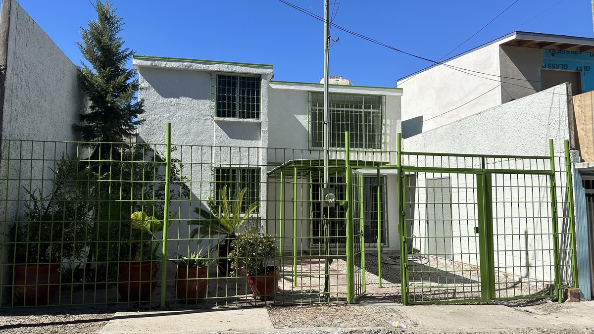 1 of 21: Fachada