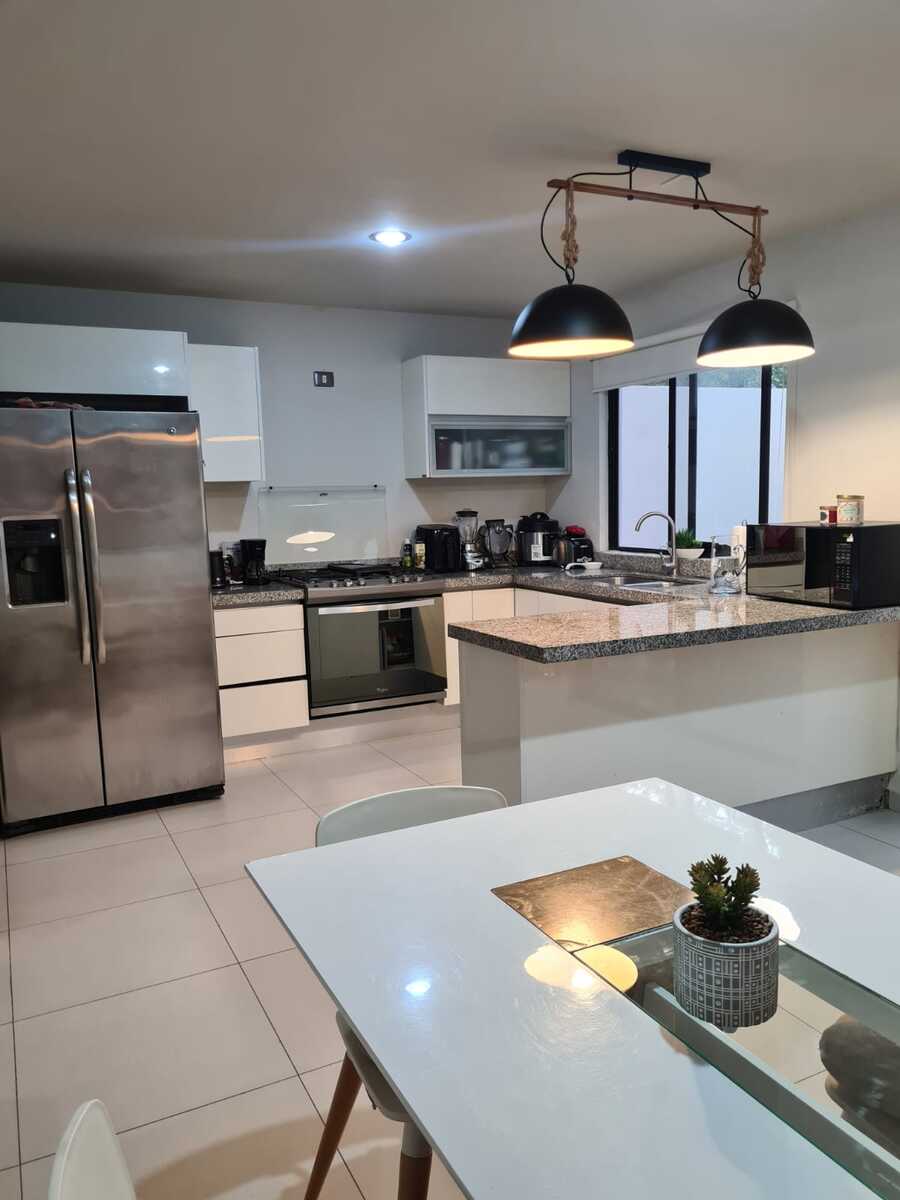 3 of 13: Cocina Equipada