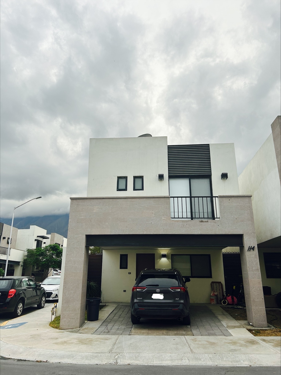 1 of 13: Fachada