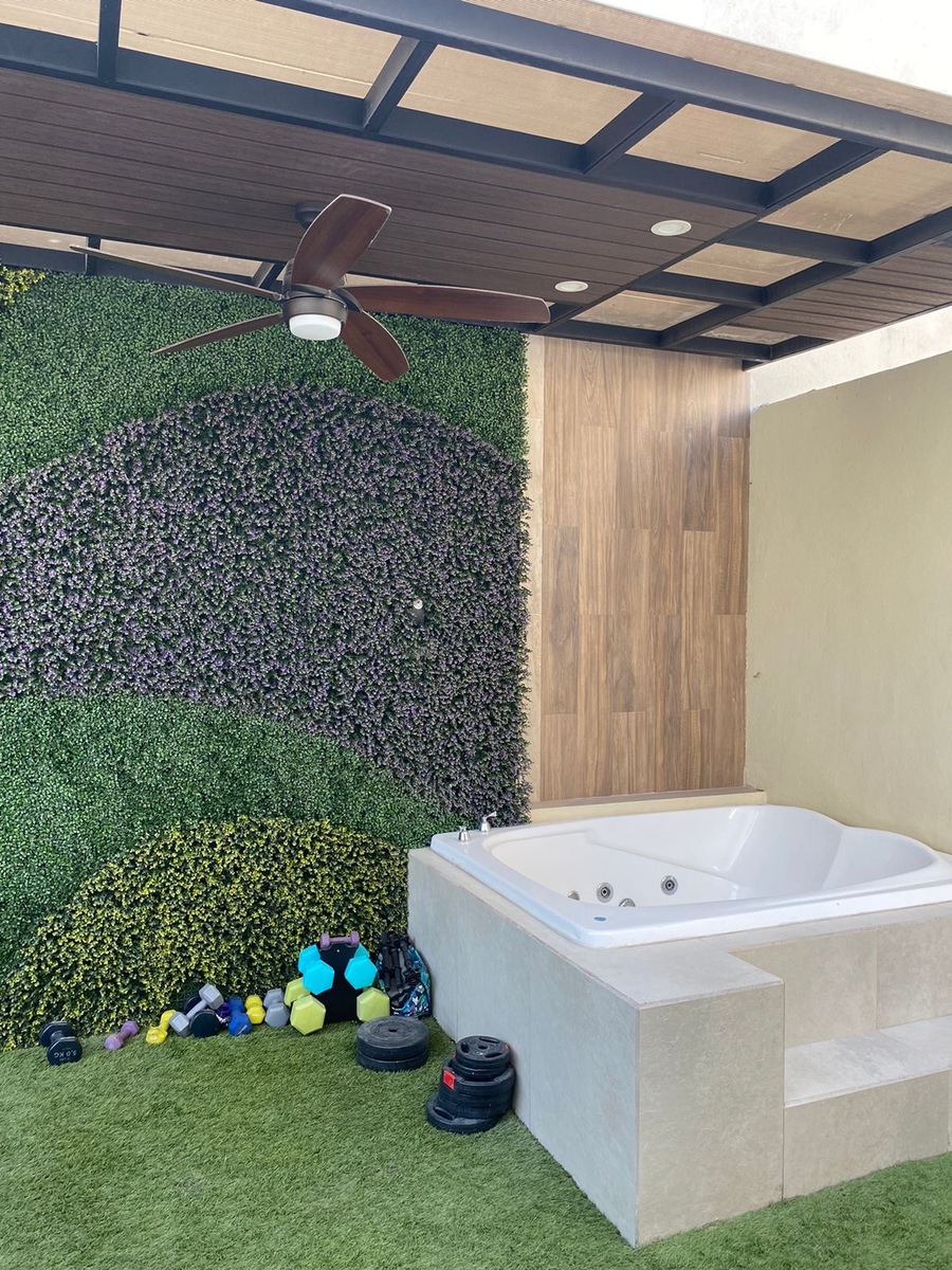 5 of 13: Jardín con jacuzzi