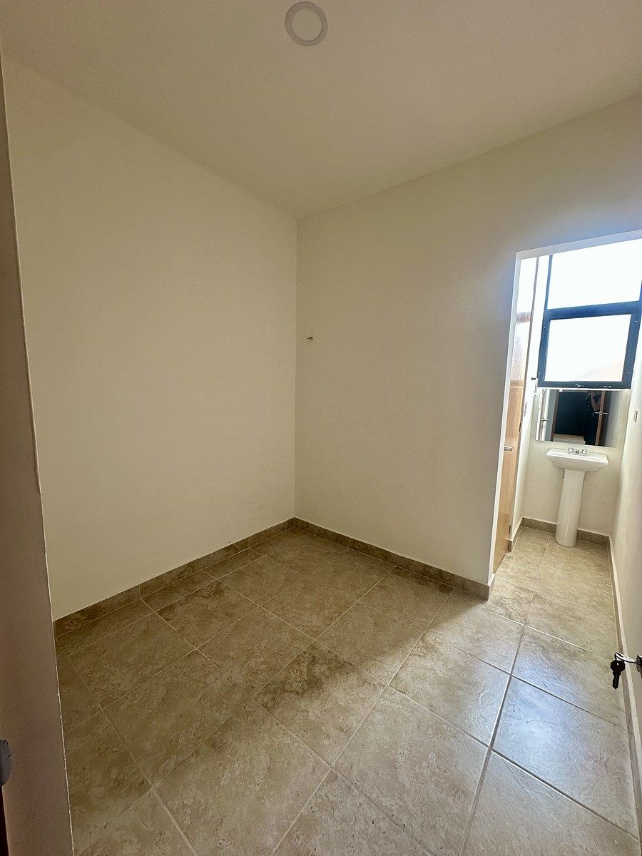 19 of 43: Cuarto de servicio con baño