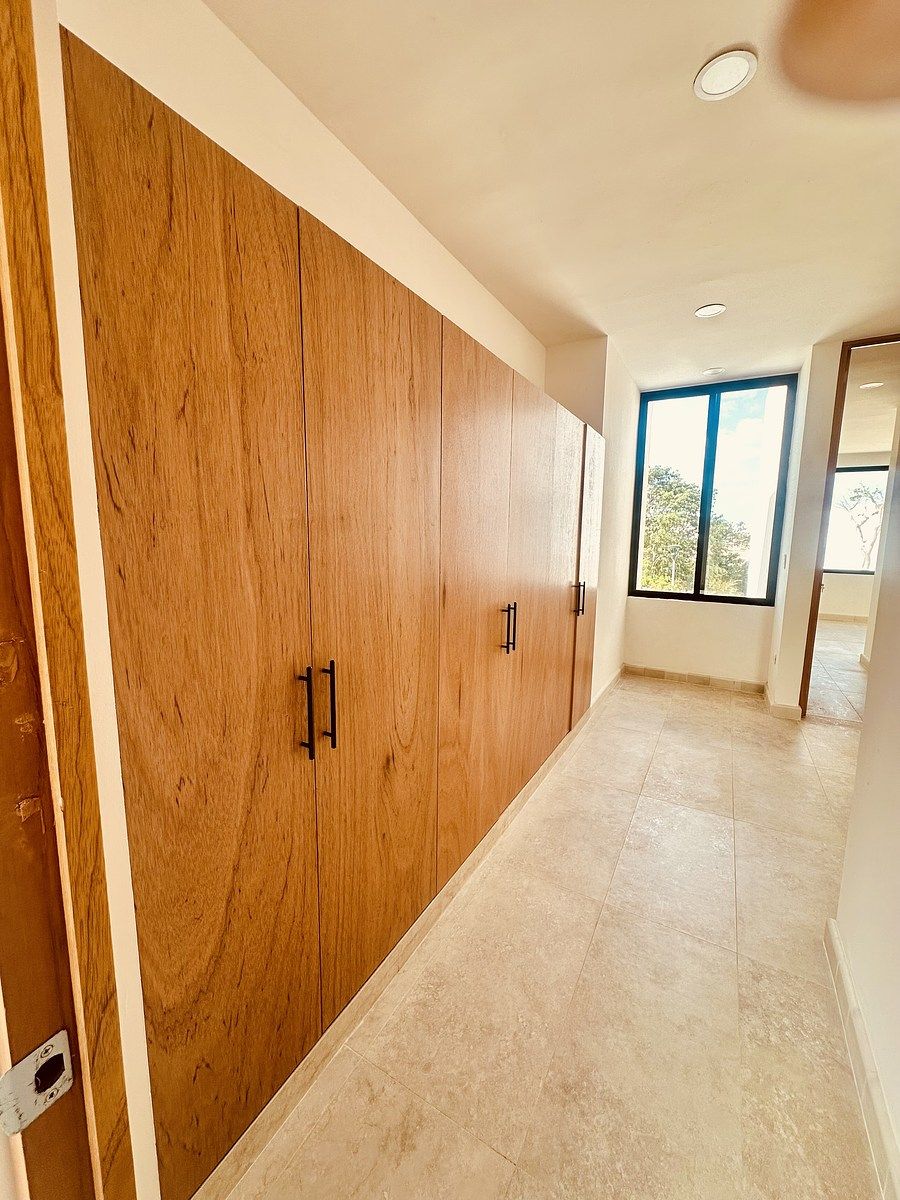 21 of 43: Closet Blancos PA