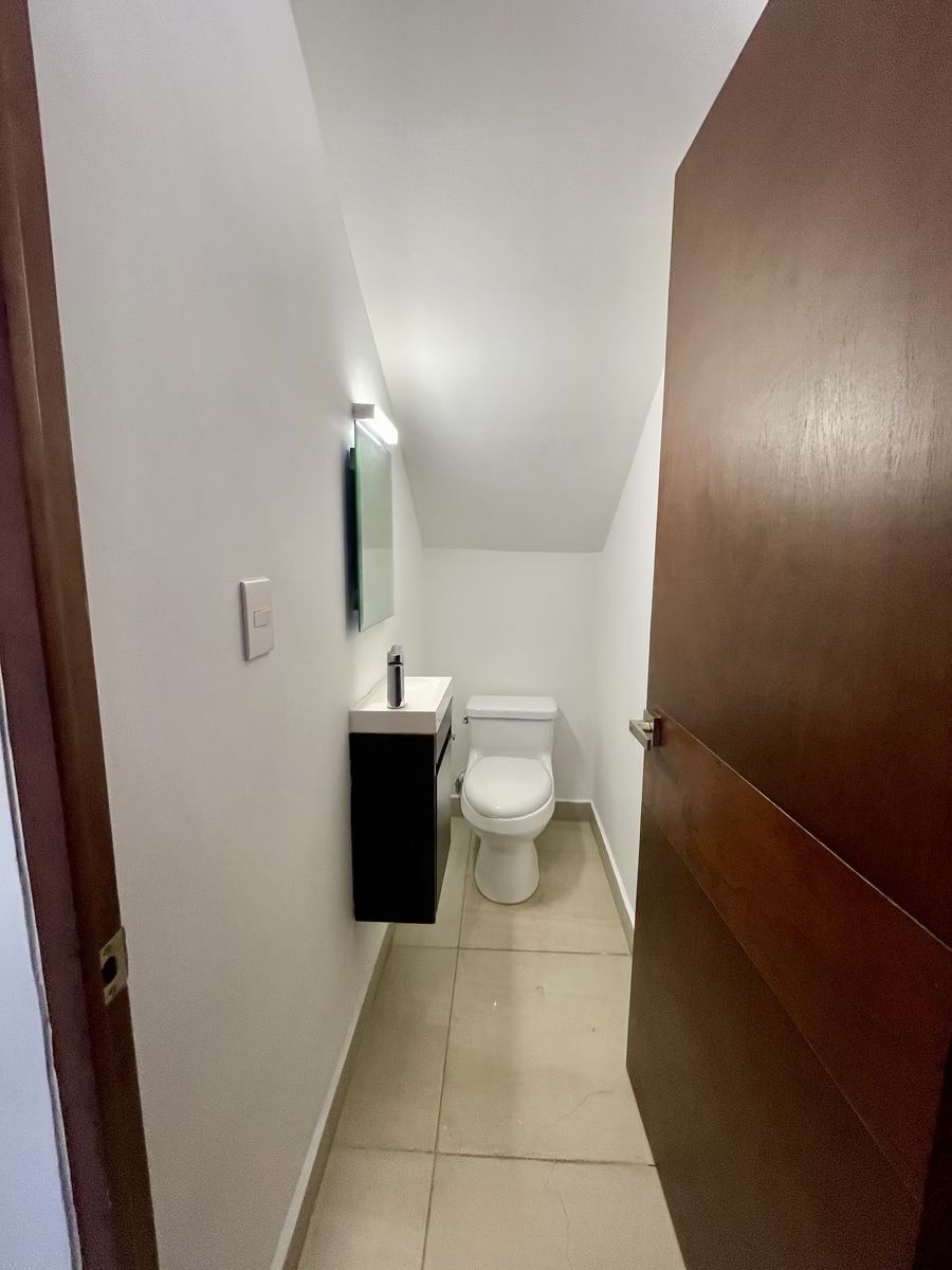 9 de 29: Baño de visitas en PB
