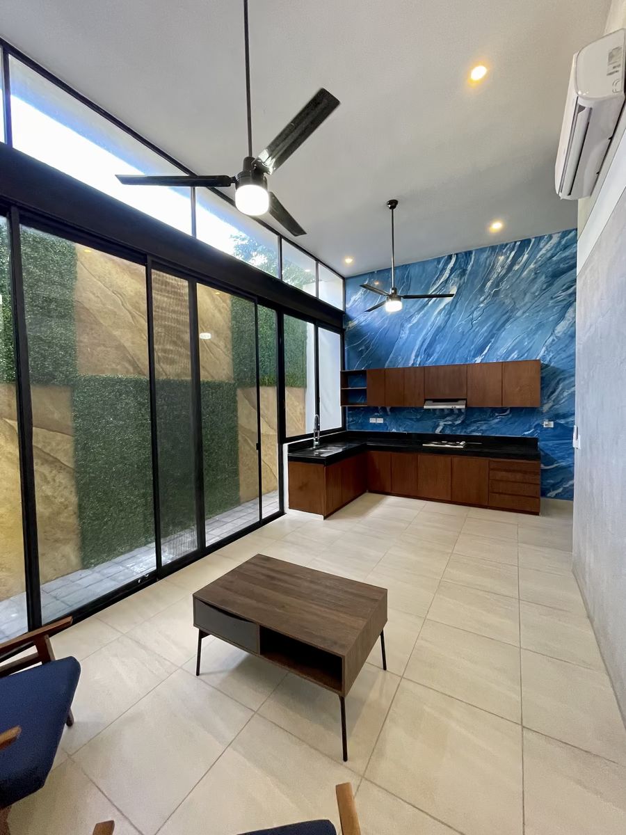 8 de 29: Cocina con muro decorativo, ventilador de techo y aire acond