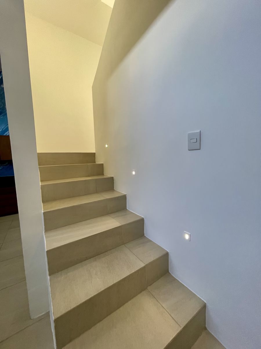 11 de 29: Iluminacion de cortesía en escalera
