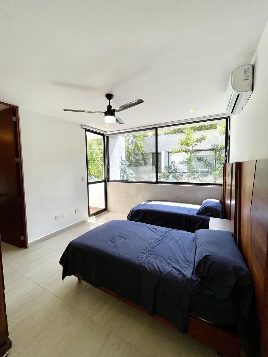 12 de 29: Recámara 1 con gran ventanal, ventilador y AA