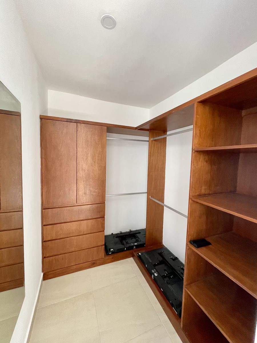 21 de 29: Closet vestidor en recámara principal