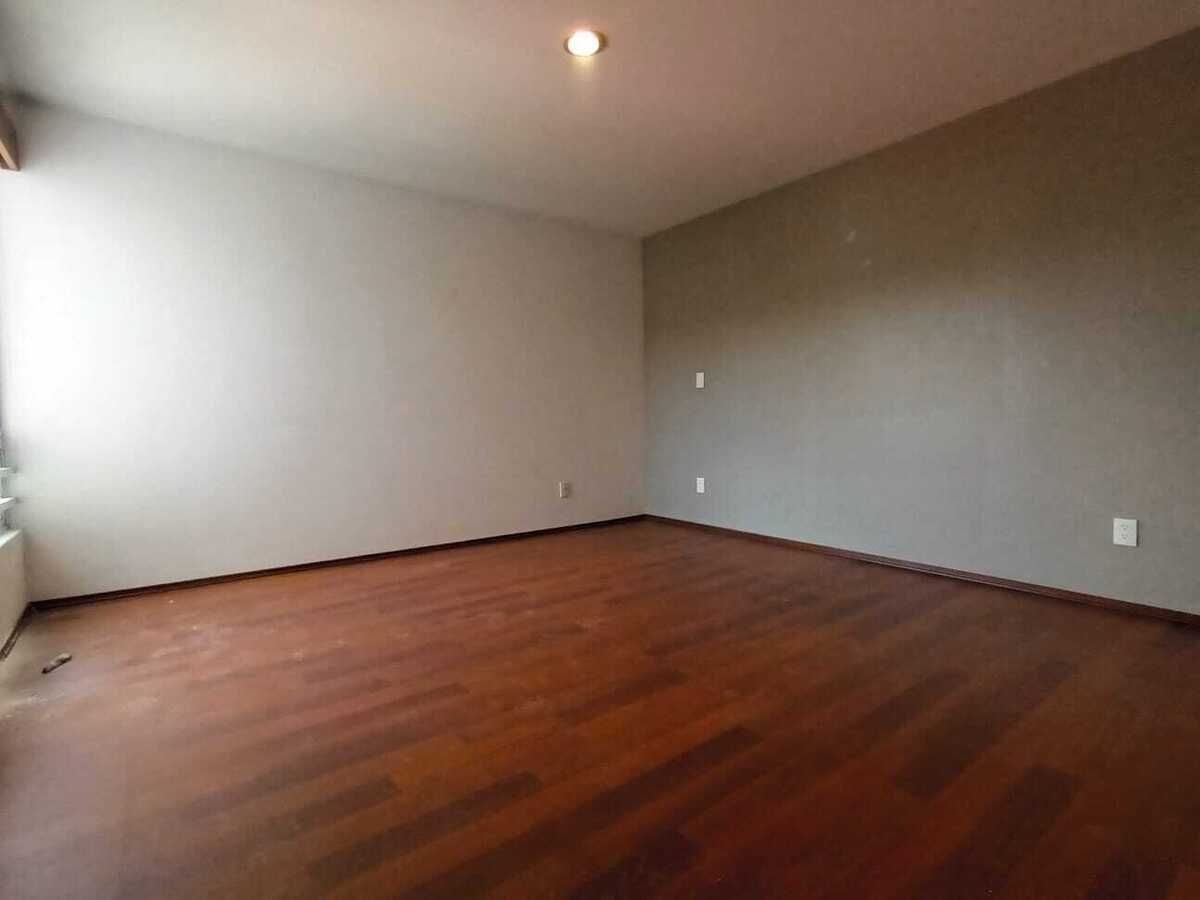 14 of 26: Reámara principal