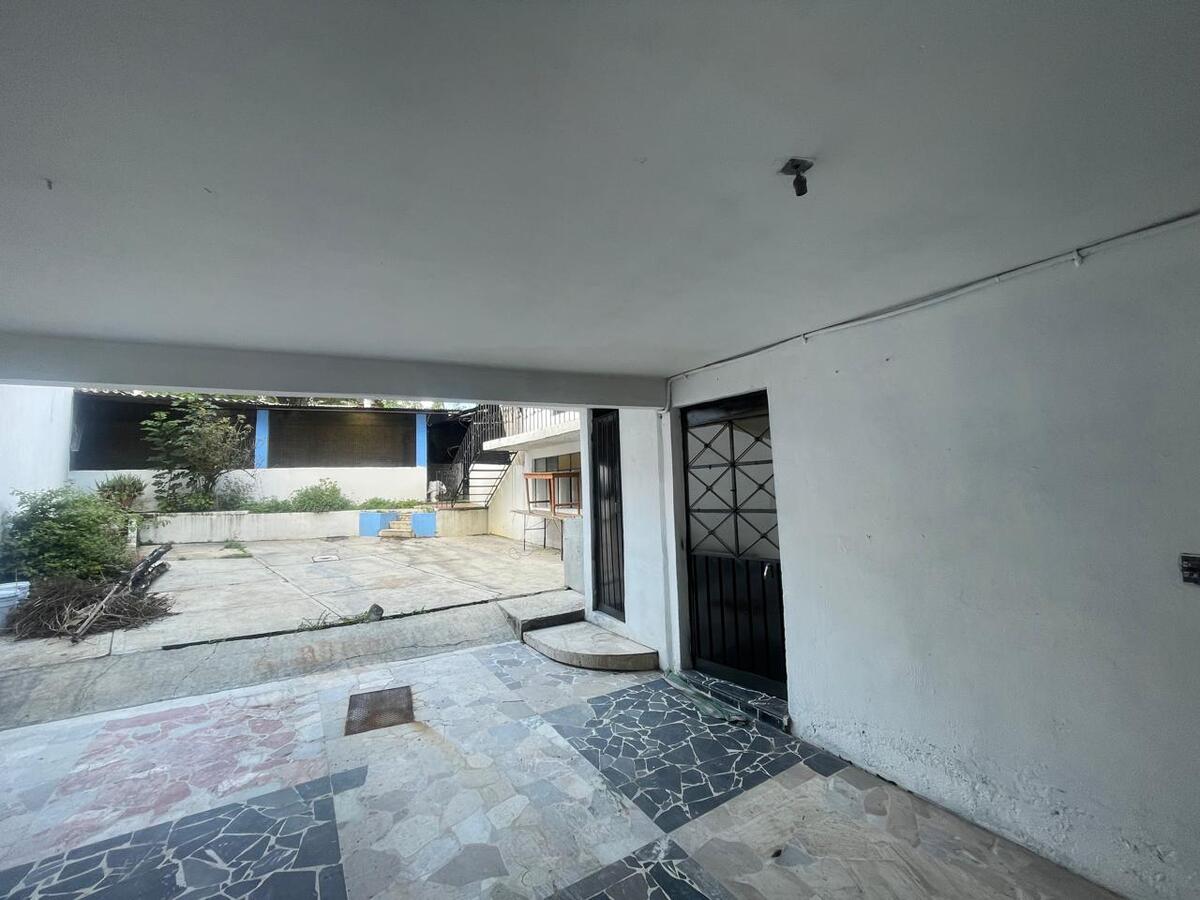 5 de 27: Garage, patio y vista a las 3 bodegas