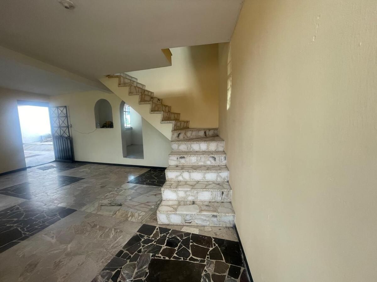 6 de 39: Entrada principal y Sala comedor