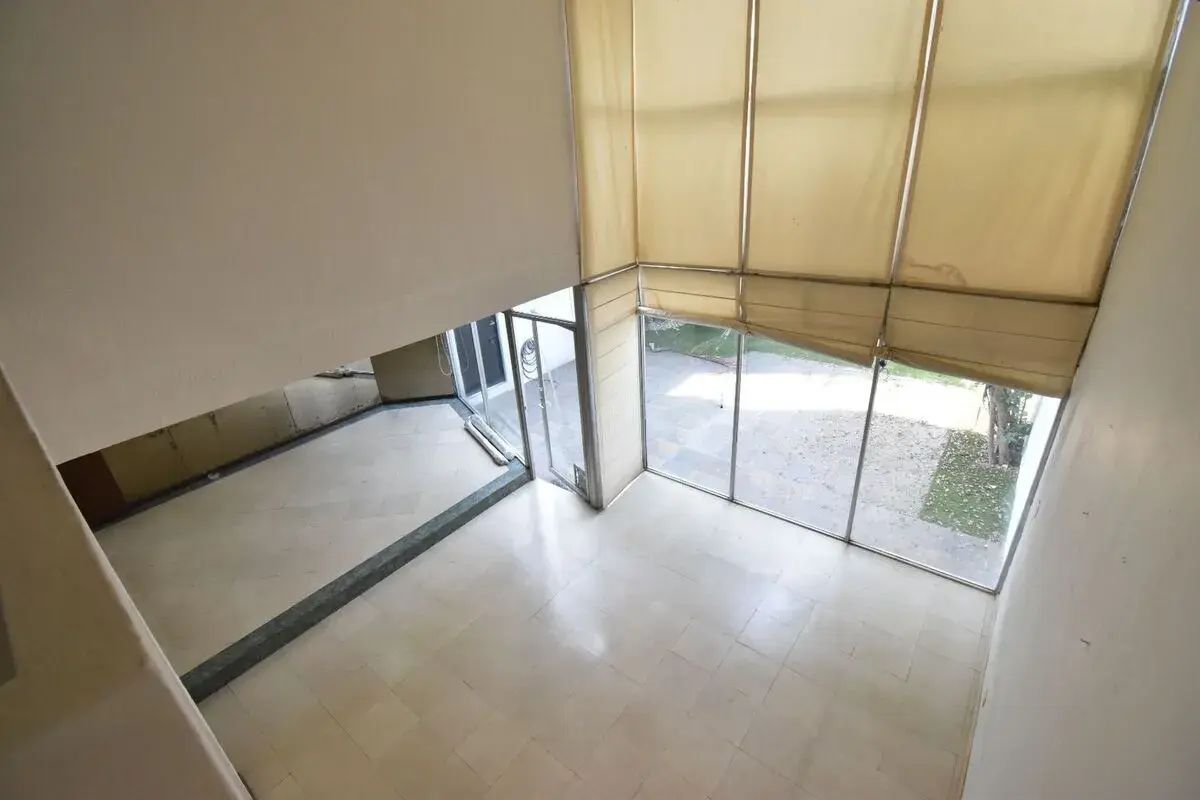 4 of 14: Sala doble altura