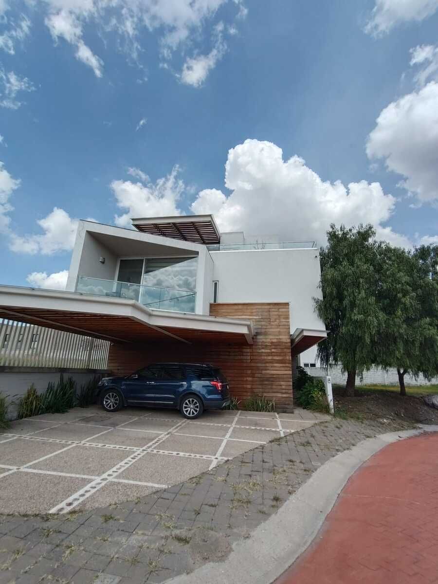 1 de 44: Vista principal de la residencia.