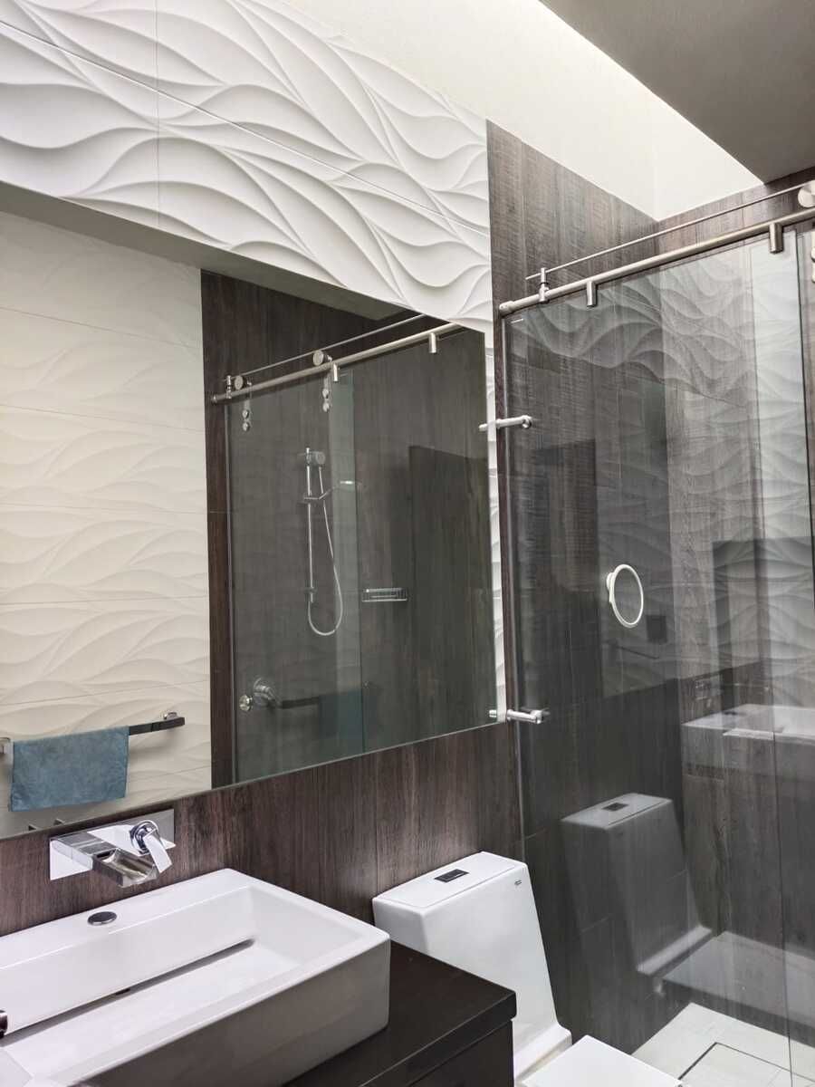 21 de 44: Regadera y baño, recámaras secundarias.