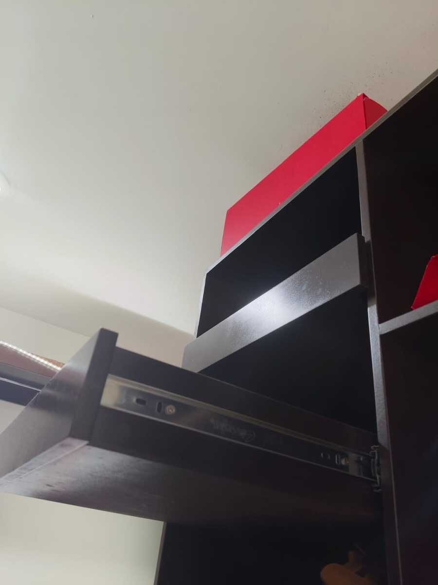 24 de 44: Cajonera de zapatos walking closet, recámara principal.