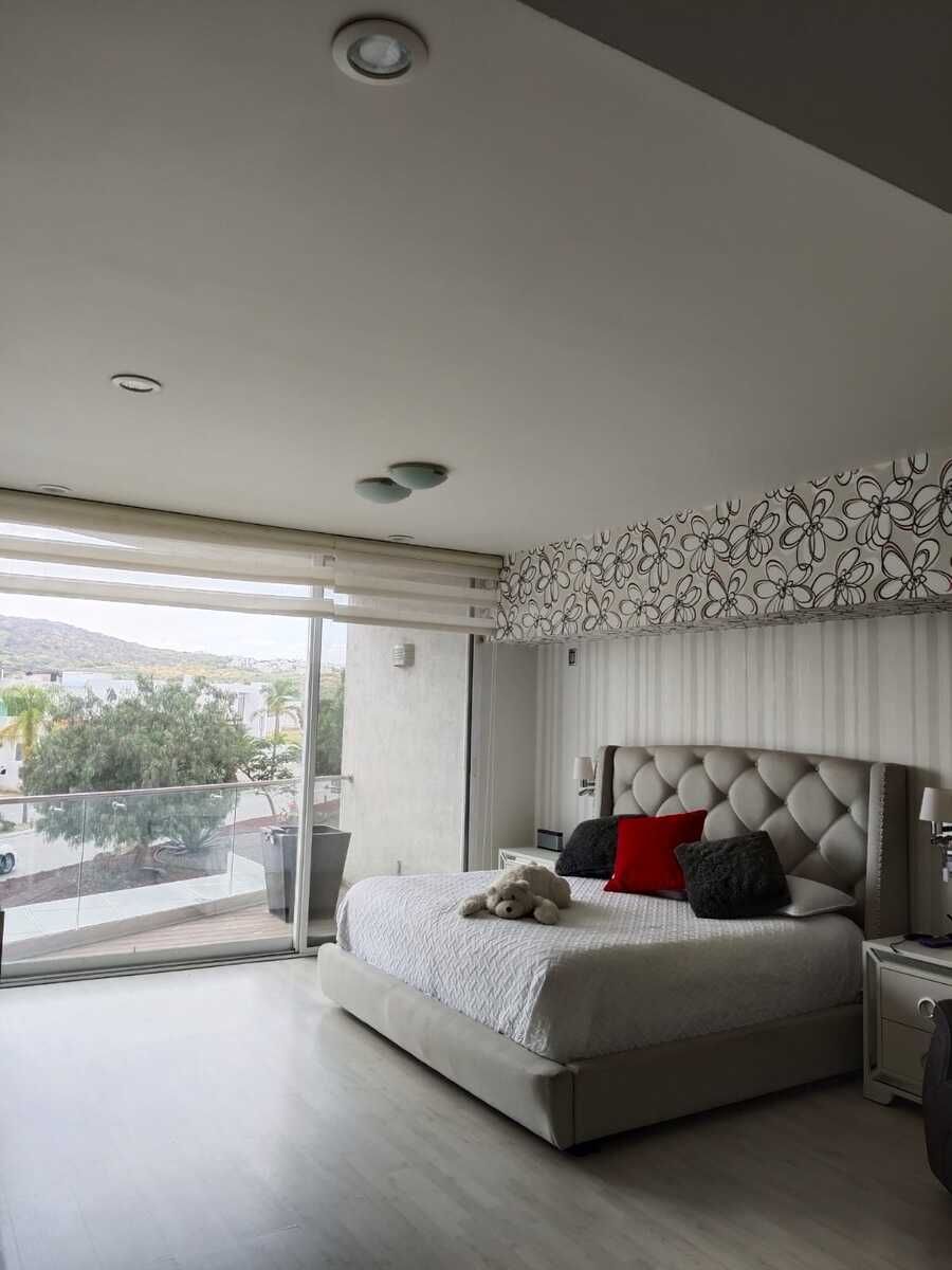 22 de 44: Recámara principal con vista panorámica.