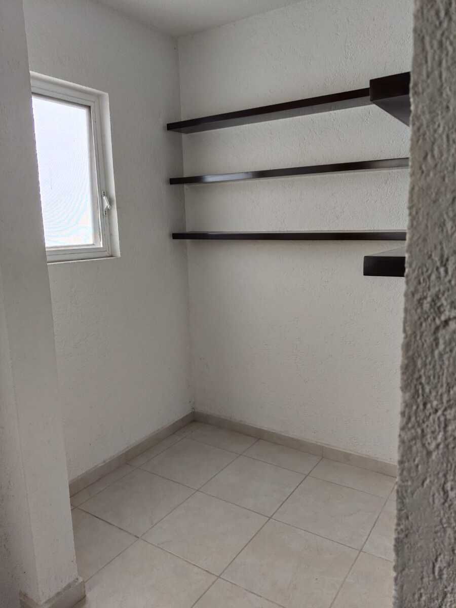 37 de 44: Cuarto de servicio, con baño completo.