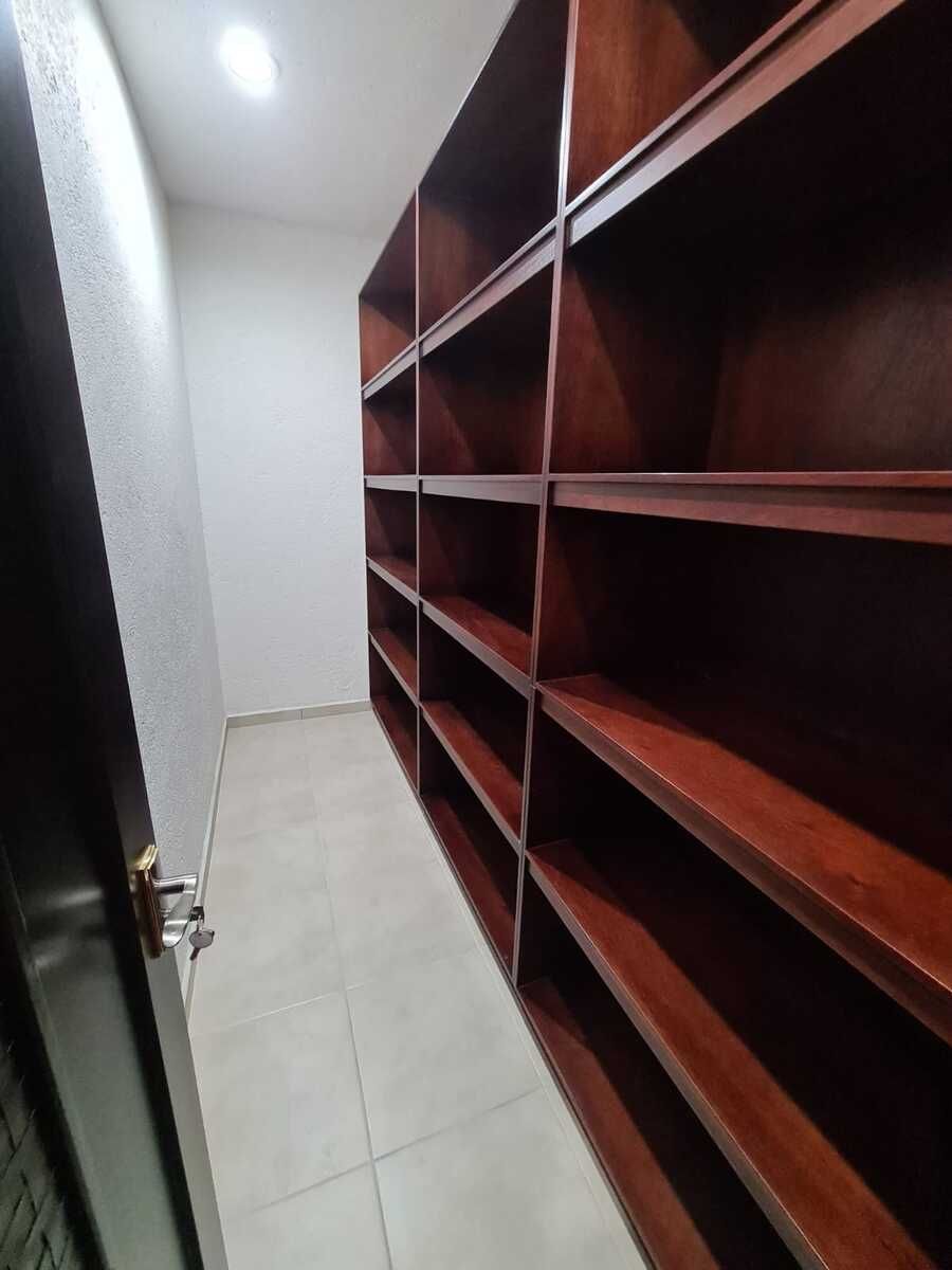 17 de 44: Wlaking closet, recámara secundaria.