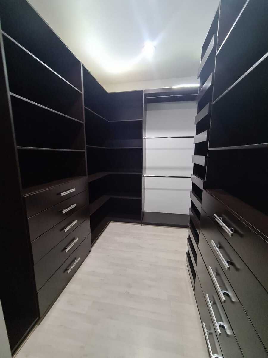 25 de 44: Walking closet, recámara principal.