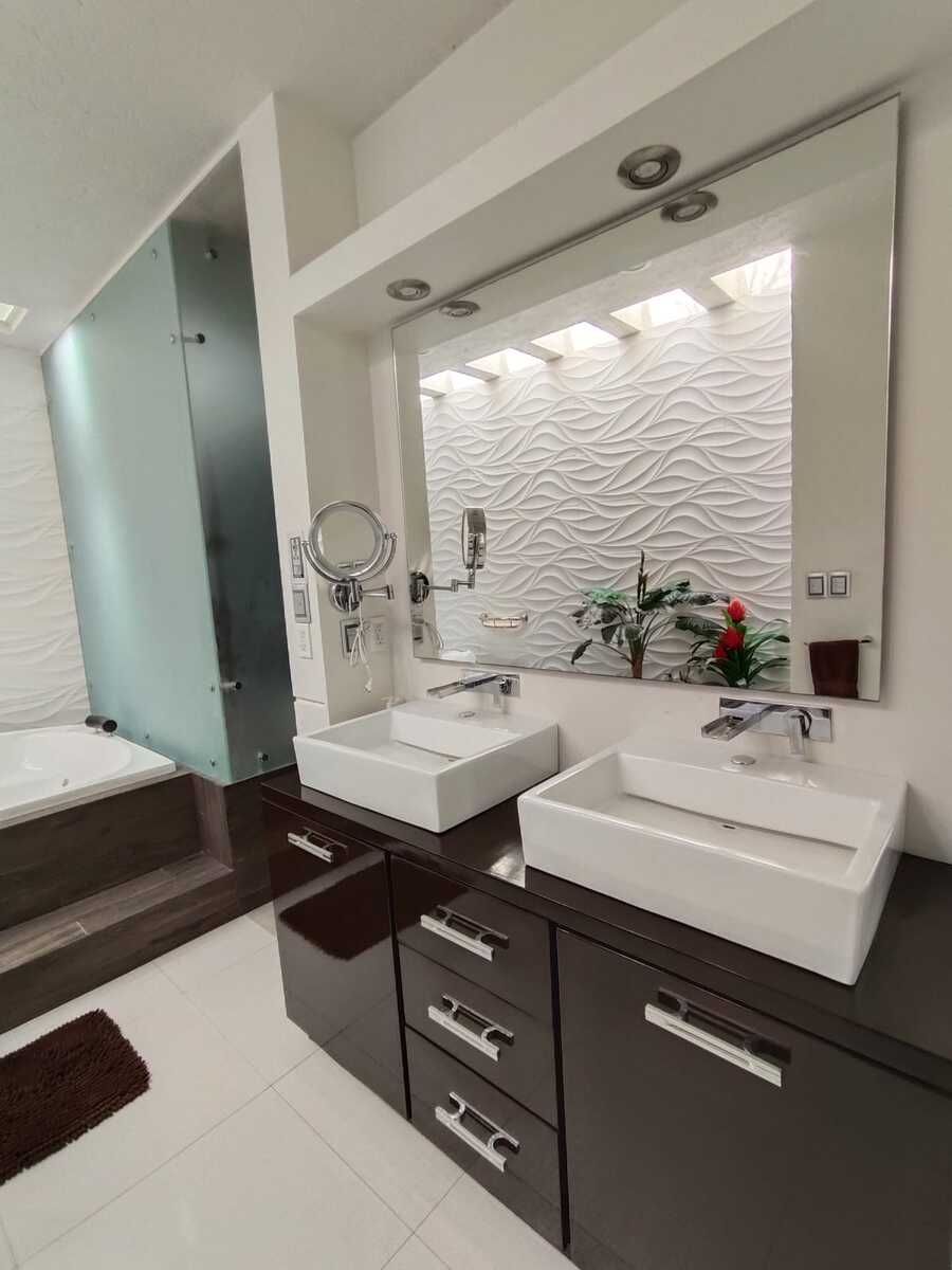 26 de 44: Baño, tocador, closet e Jacuzzy recámara principal.