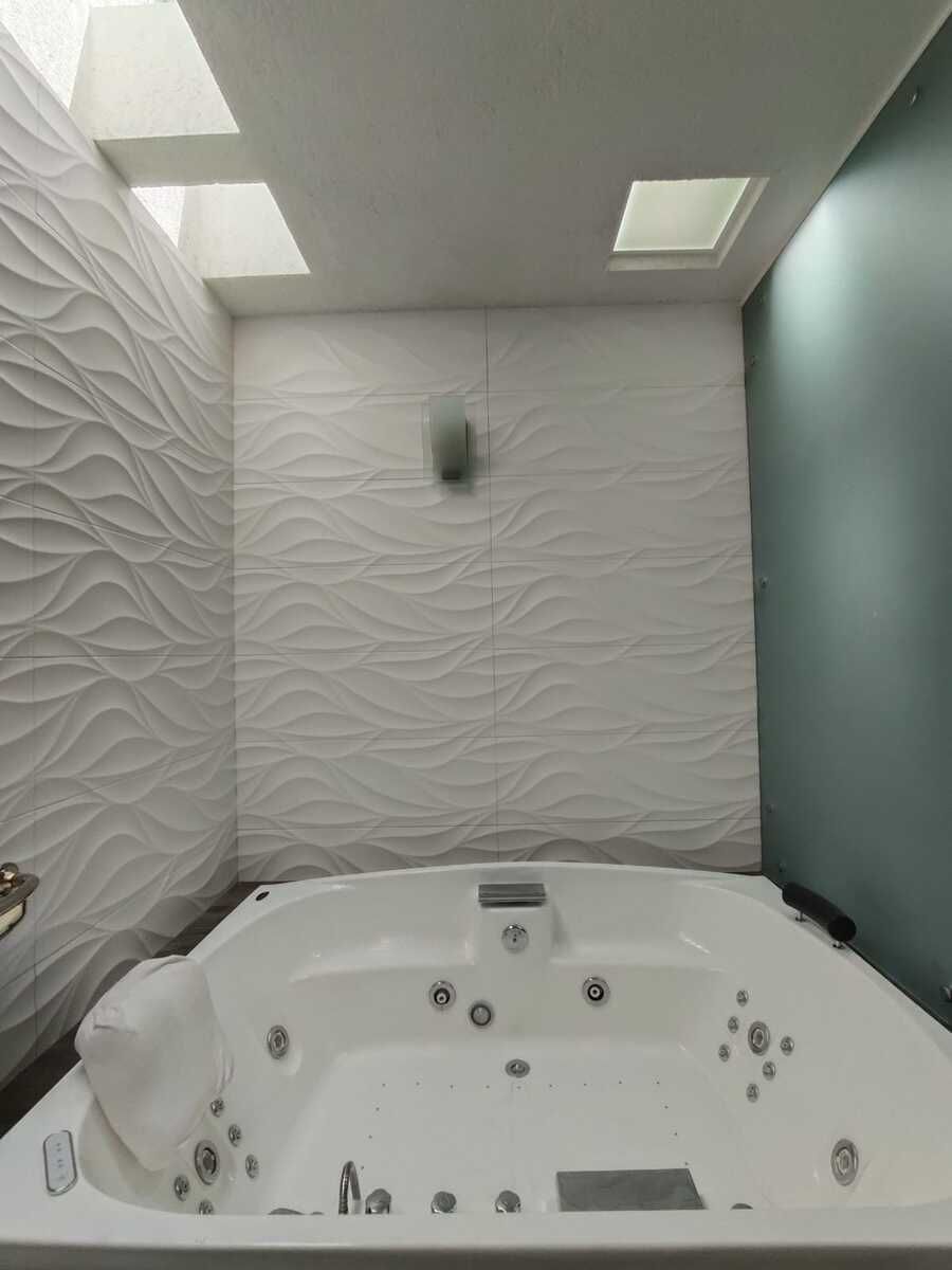 27 de 44: Jacuzzy, recámara principal.