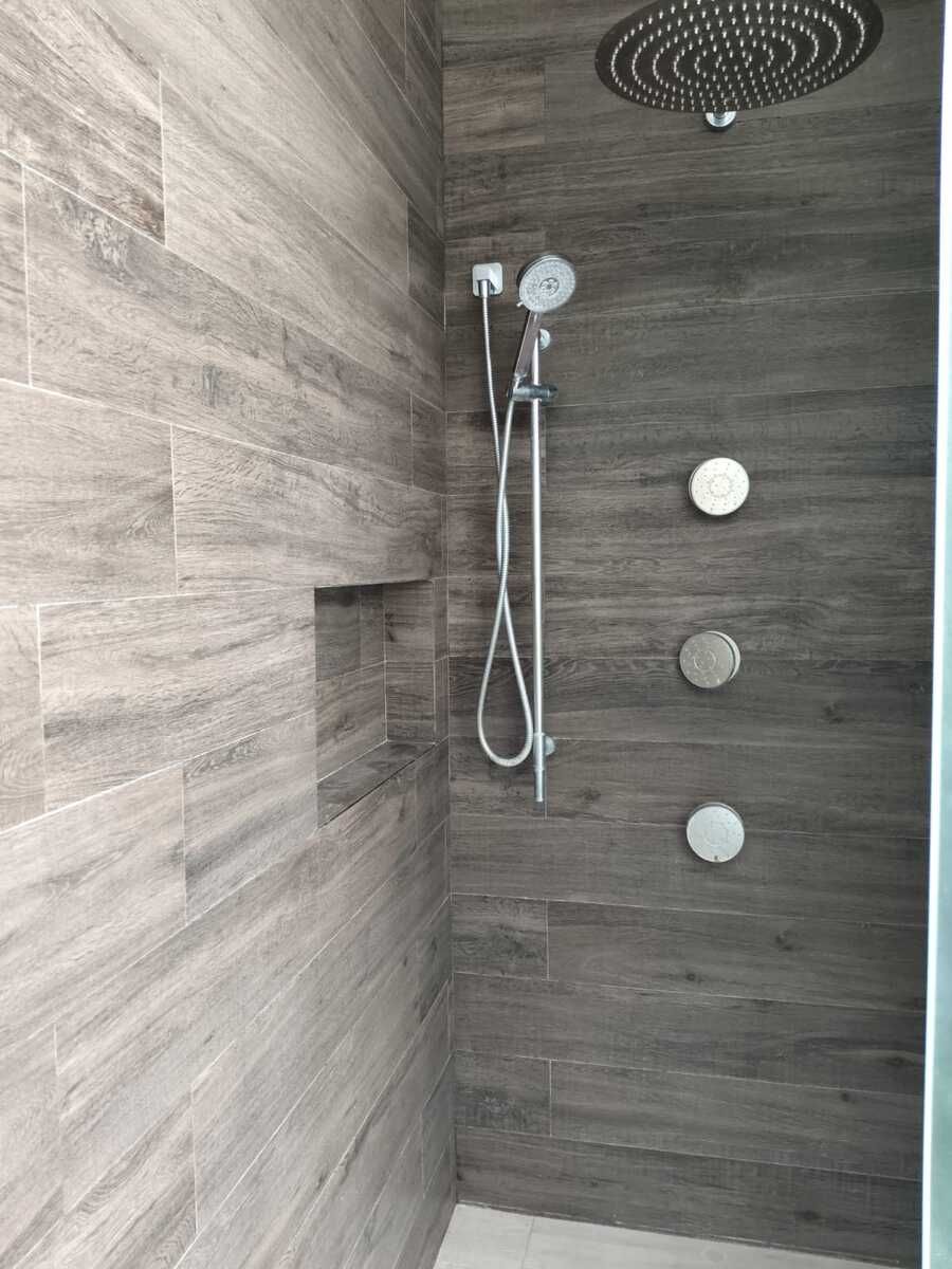 28 de 44: Regadera, recámara principal.