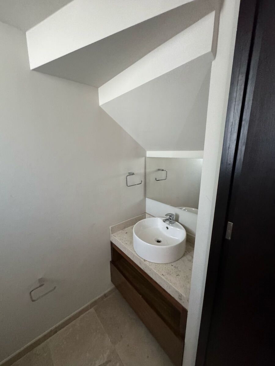 12 de 18: 1/2 BAÑO OVALIN