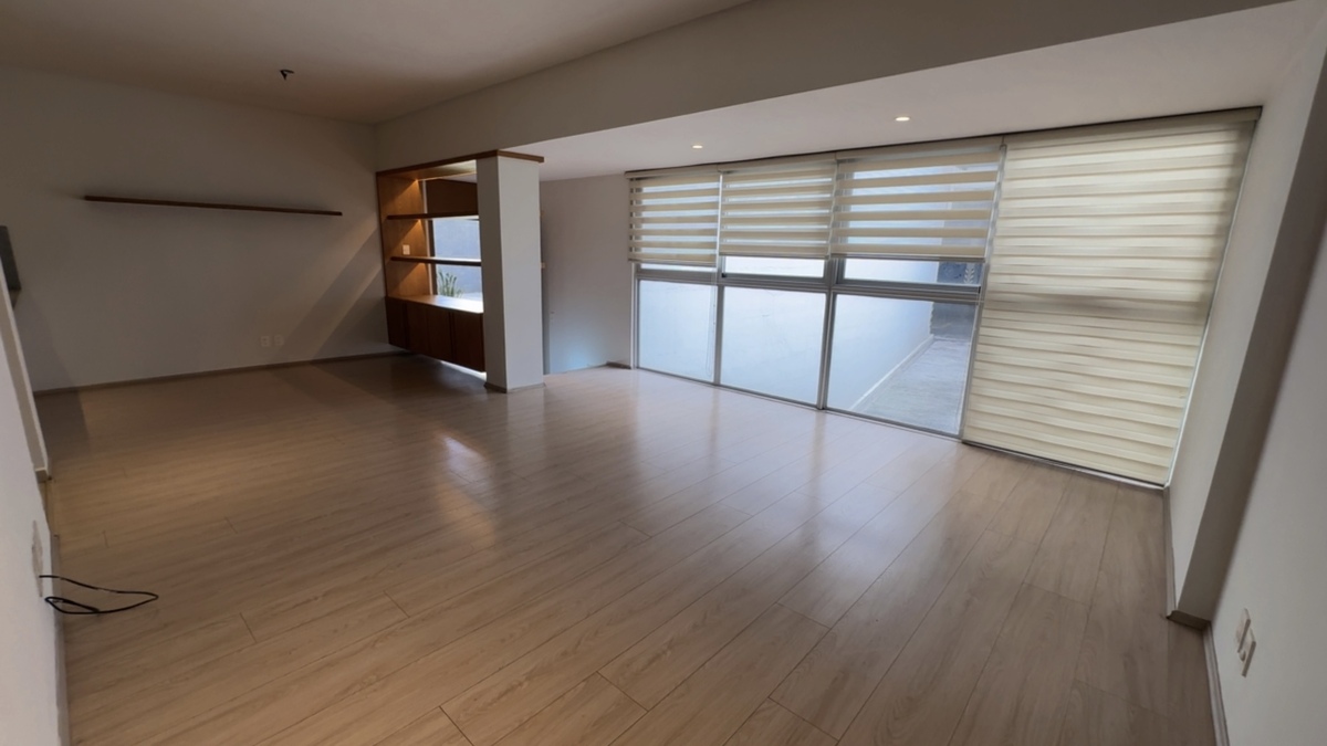 3 of 25: Sala y comedor