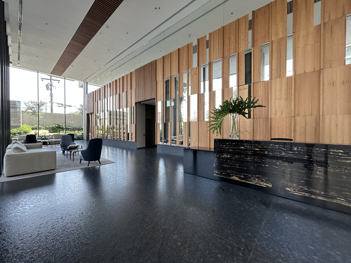 3 of 15: Lobby Torre 1