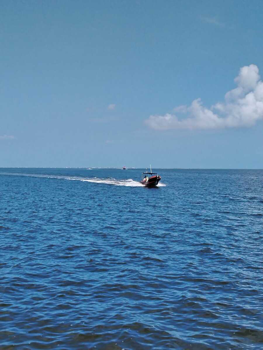 3 of 32: Lanchas en el cruce a Holbox