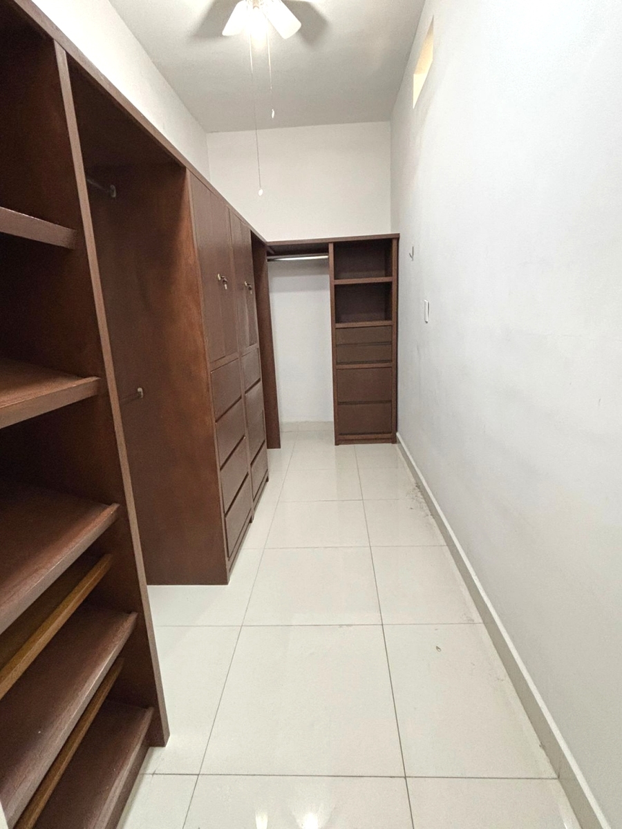 11 of 18: Closet Recamara 1