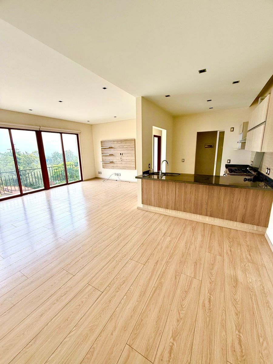 3 de 48: Entrada al departamento :Area social , cocina