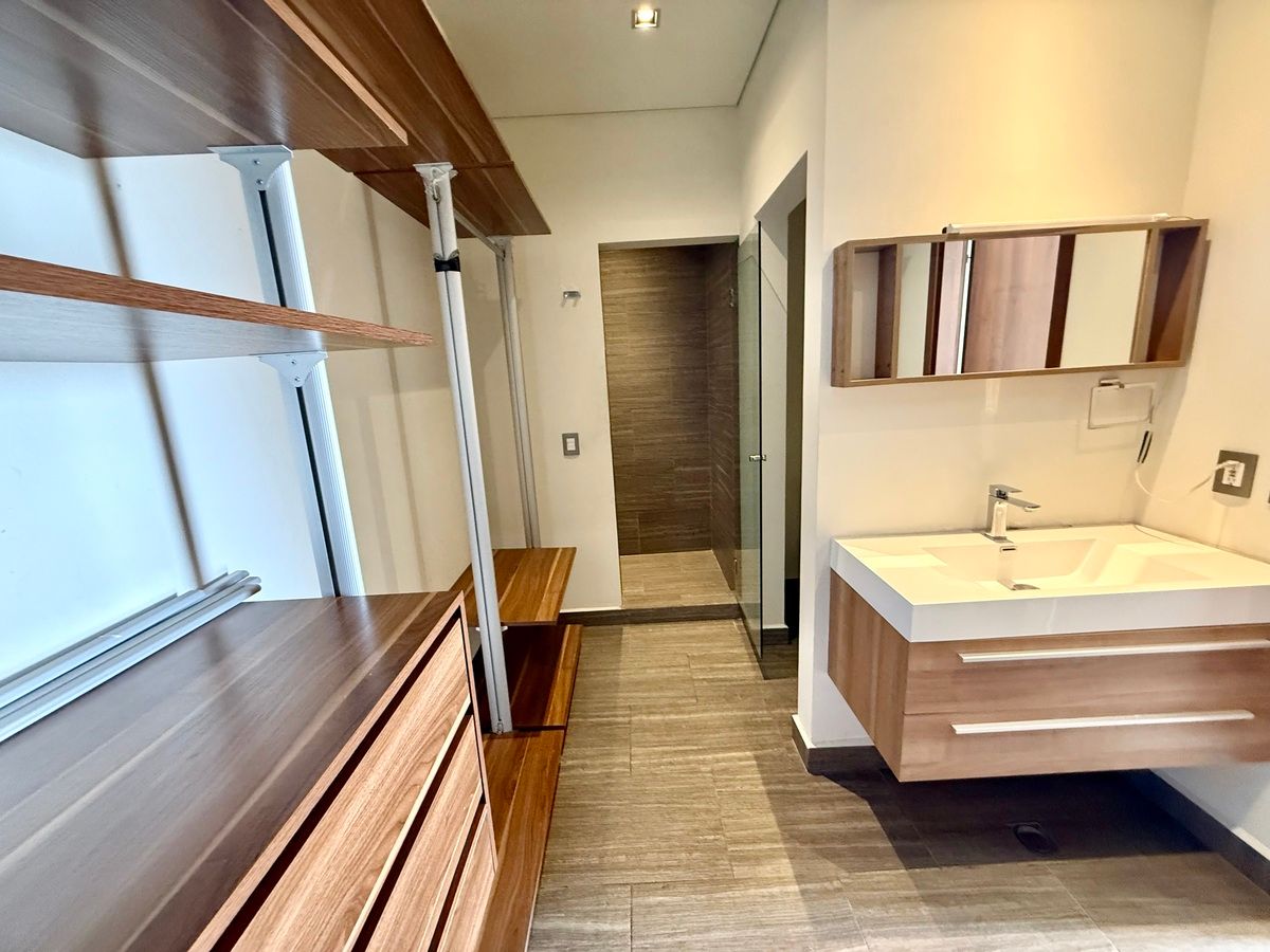 10 de 48: Vestidor recámara principal