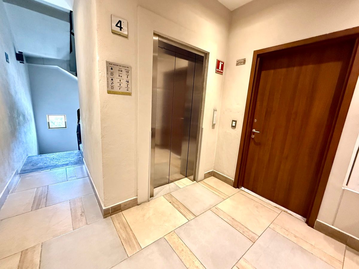 18 de 48: Elevador y entrada al departamento