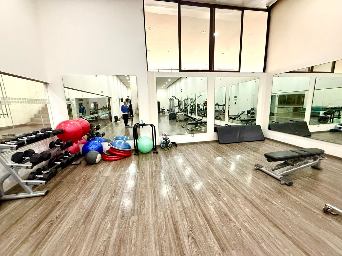 33 de 48: Salón para clases deportivas