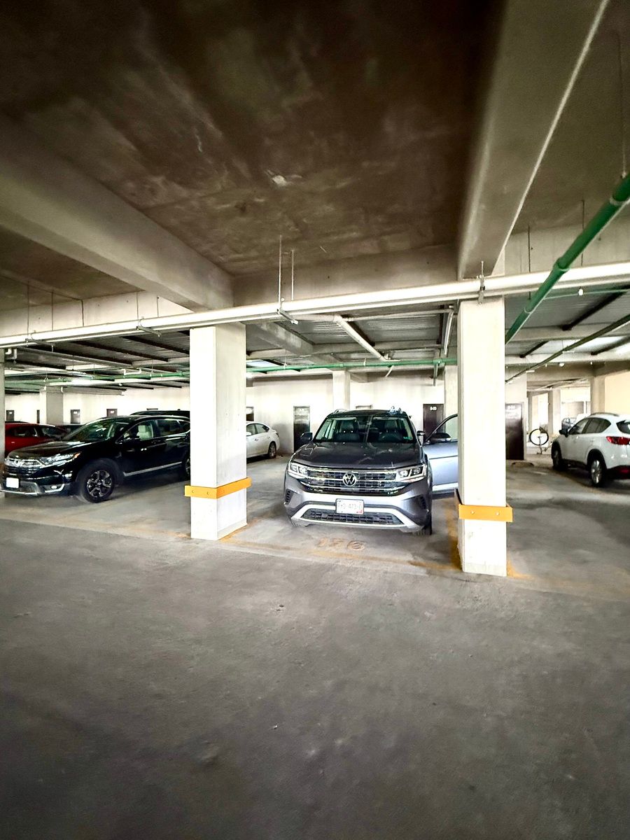 41 de 48: Amplio Estacionamiento