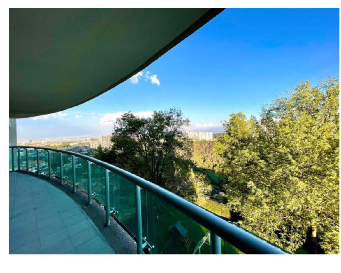 1 of 10: Terraza con vista arbolada a todo lo largo del departamento