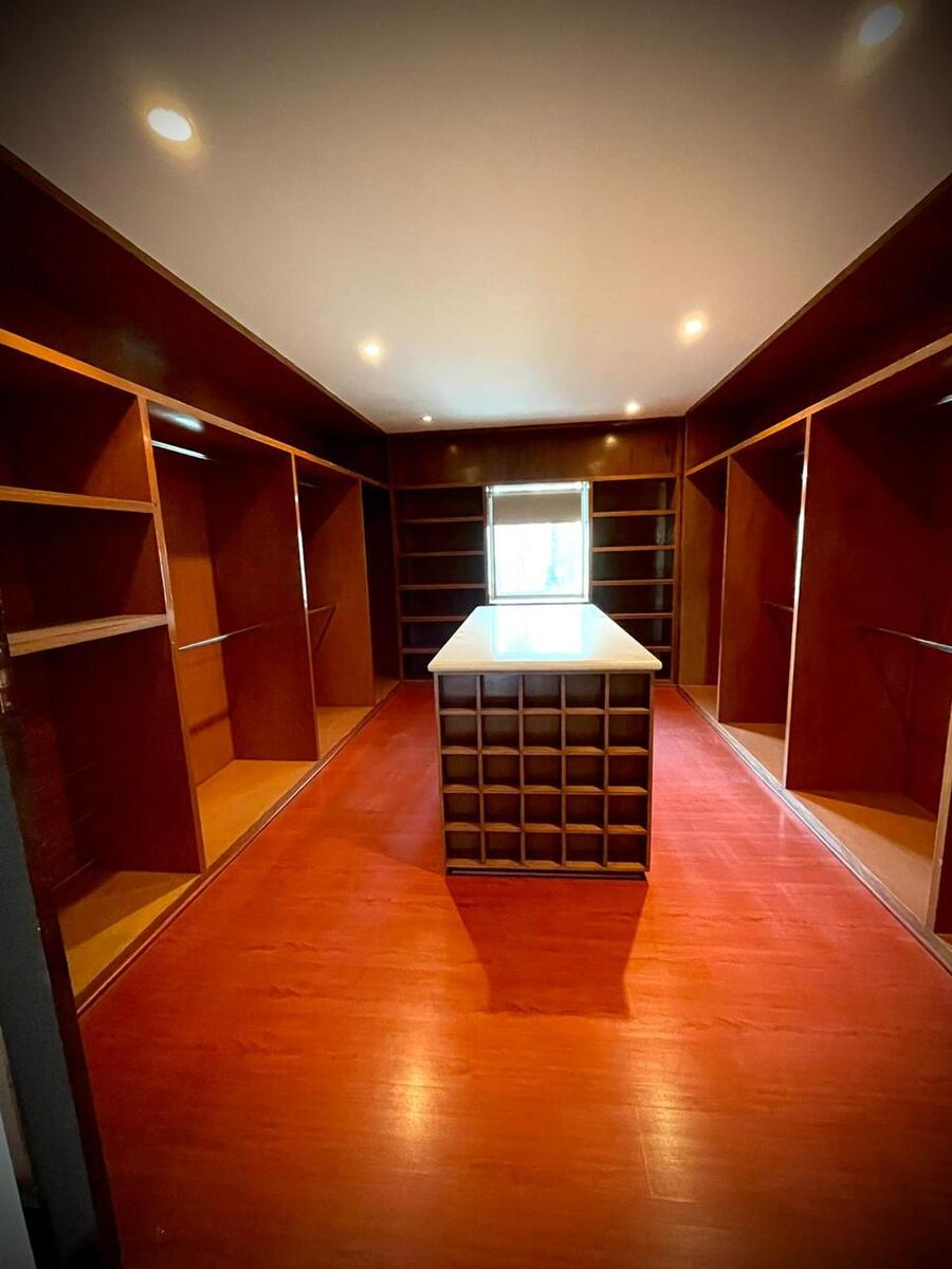 5 of 10: Walkin closet de la recámara principal