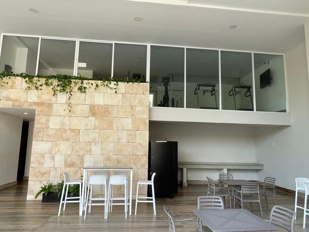 14 de 30: Area común con maquina dispensadora y Area de comida