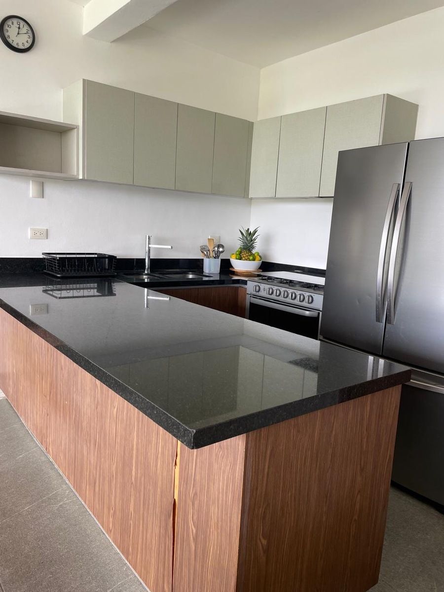 7 de 30: Barra desayunadora  y cocina equipada