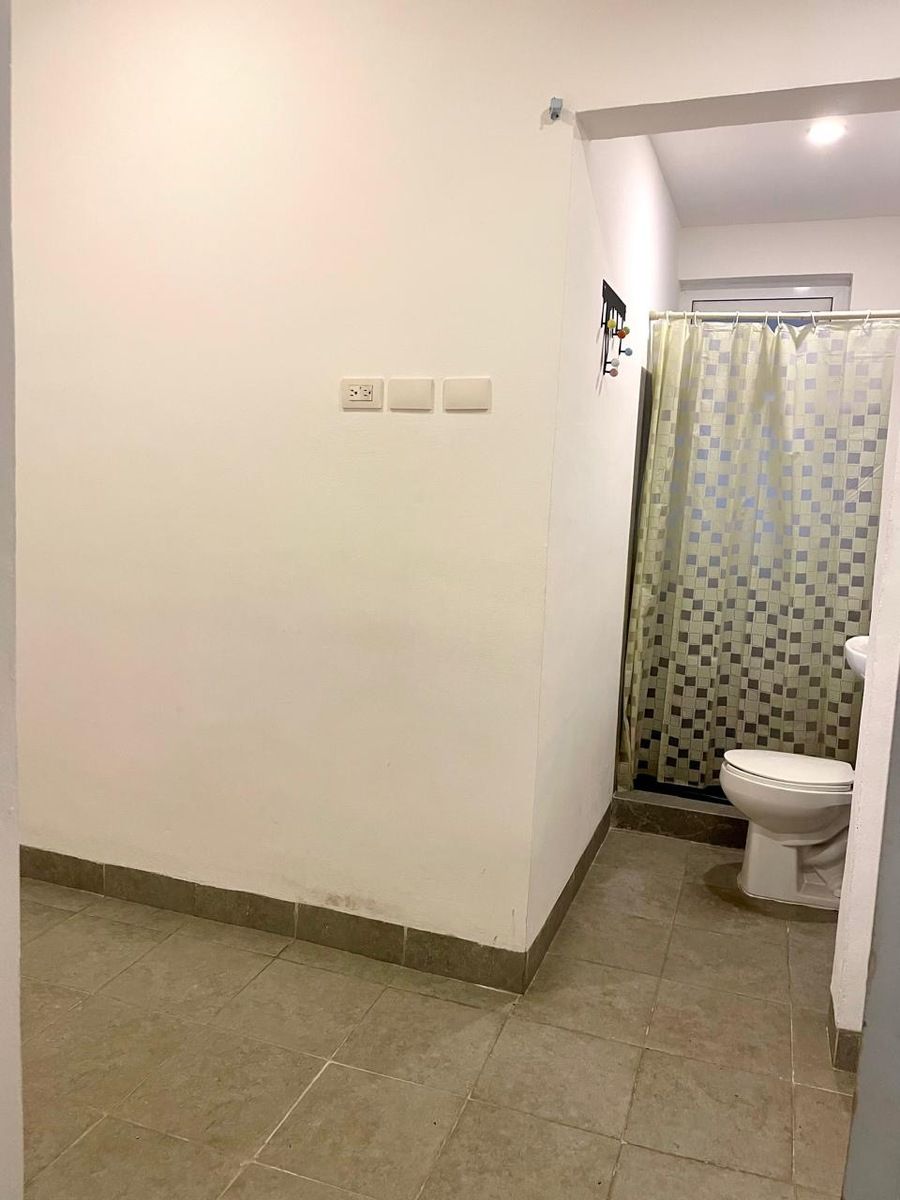 24 de 30: baño de servicio de servicio